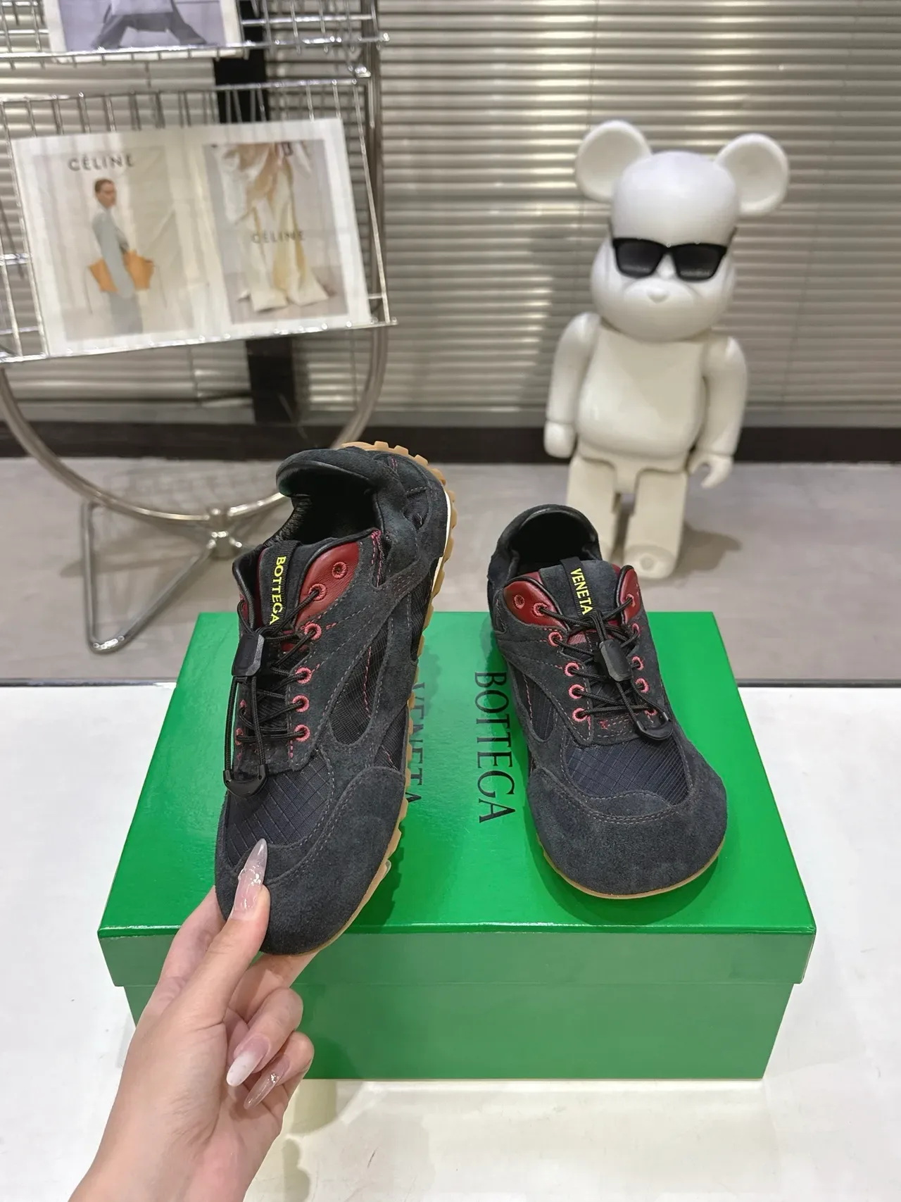 Bottega Veneta Sneaker Lifestyle Noir et Rouge en Daim 4