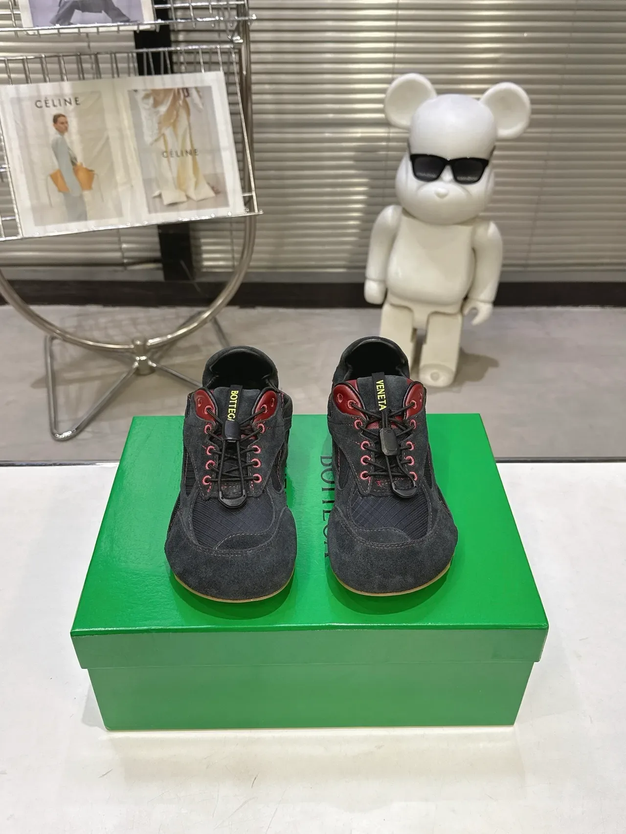 Bottega Veneta Sneaker Lifestyle Noir et Rouge en Daim 5
