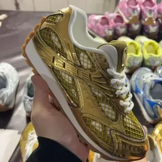 Bottega Veneta Cassette ذهبي أبيض معدني قفص تغطية شبكي سفلي أسلوب حياة أحذية رياضية