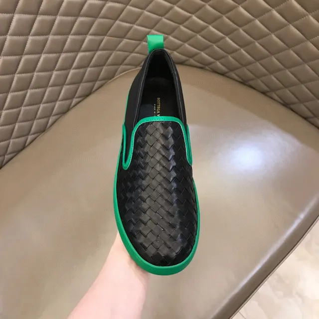 Bottega Veneta Cassette Loafer mocassim de couro trançado preto e verde 4
