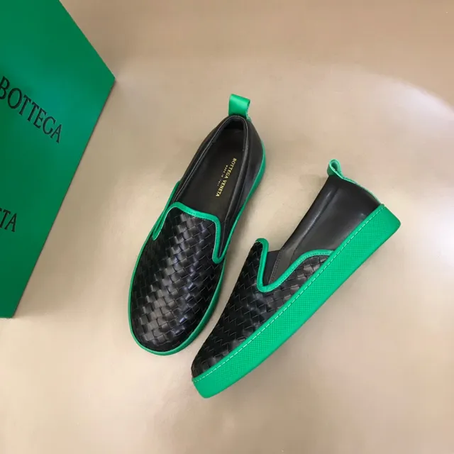 Bottega Veneta Cassette Loafer mocassim de couro trançado preto e verde 8