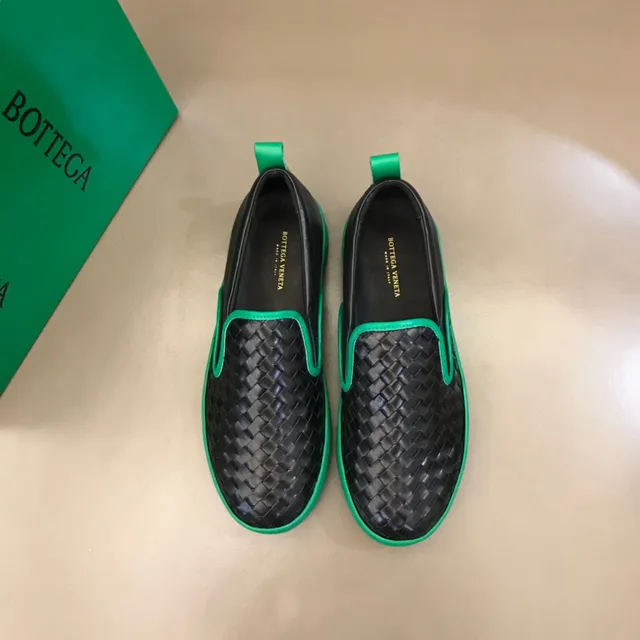 Bottega Veneta Cassette Loafer mocassim de couro trançado preto e verde 9