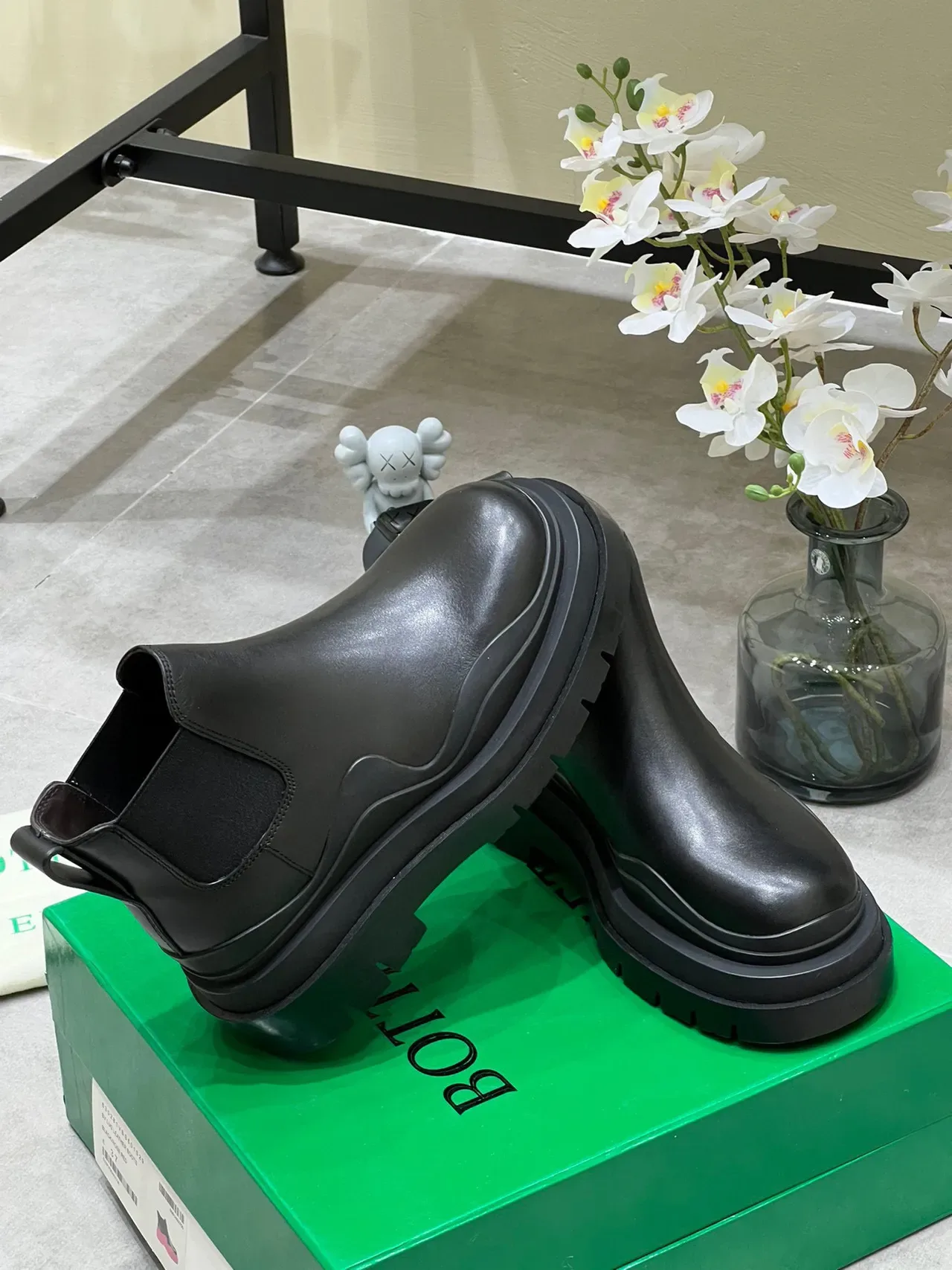 Bottega Veneta Le Cagole Black Leather Chelsea Boots 2