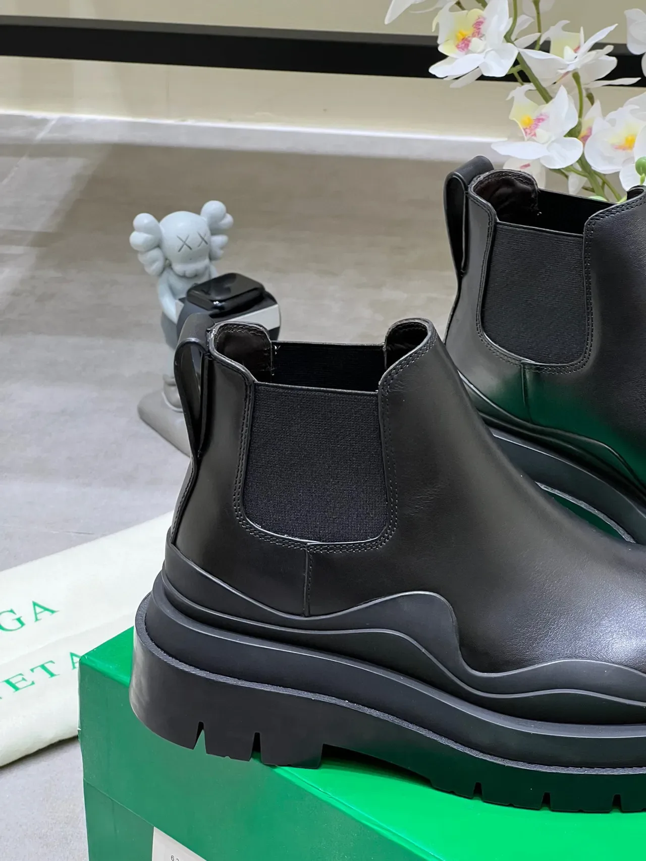 Bottega Veneta Le Cagole Black Leather Chelsea Boots 4