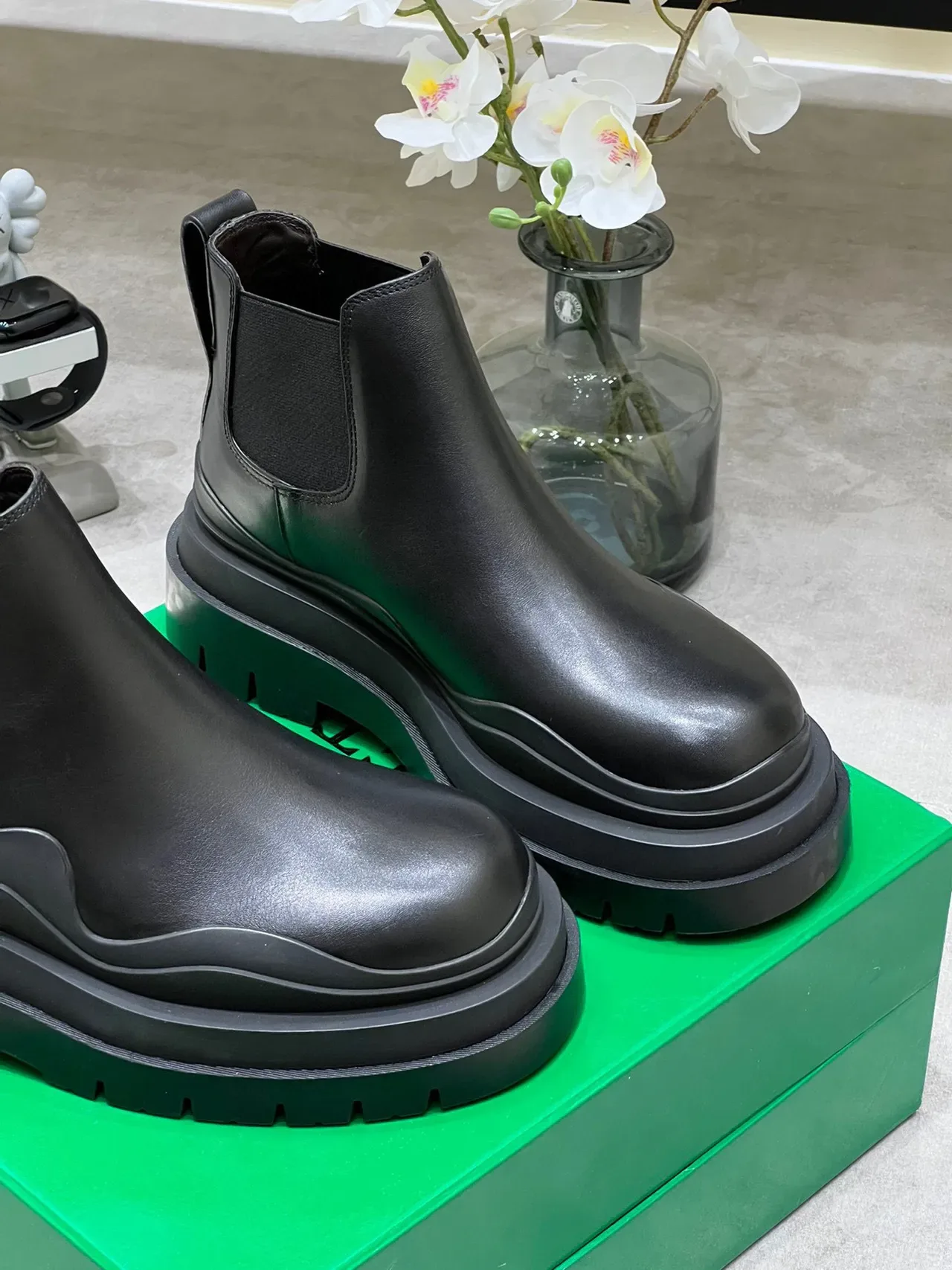 Bottega Veneta Le Cagole Black Leather Chelsea Boots 5
