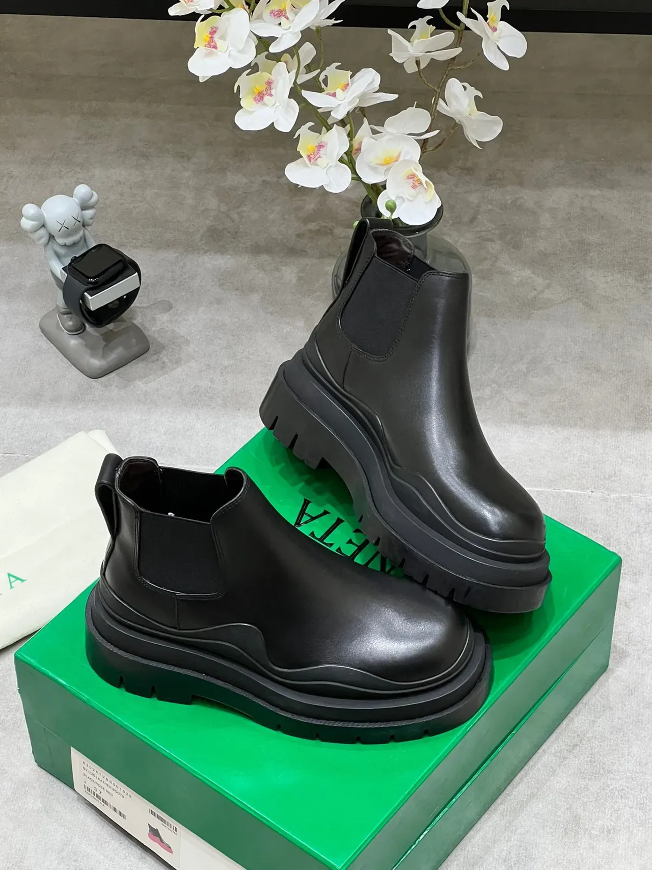 Bottega Veneta Le Cagole Black Leather Chelsea Boots 7