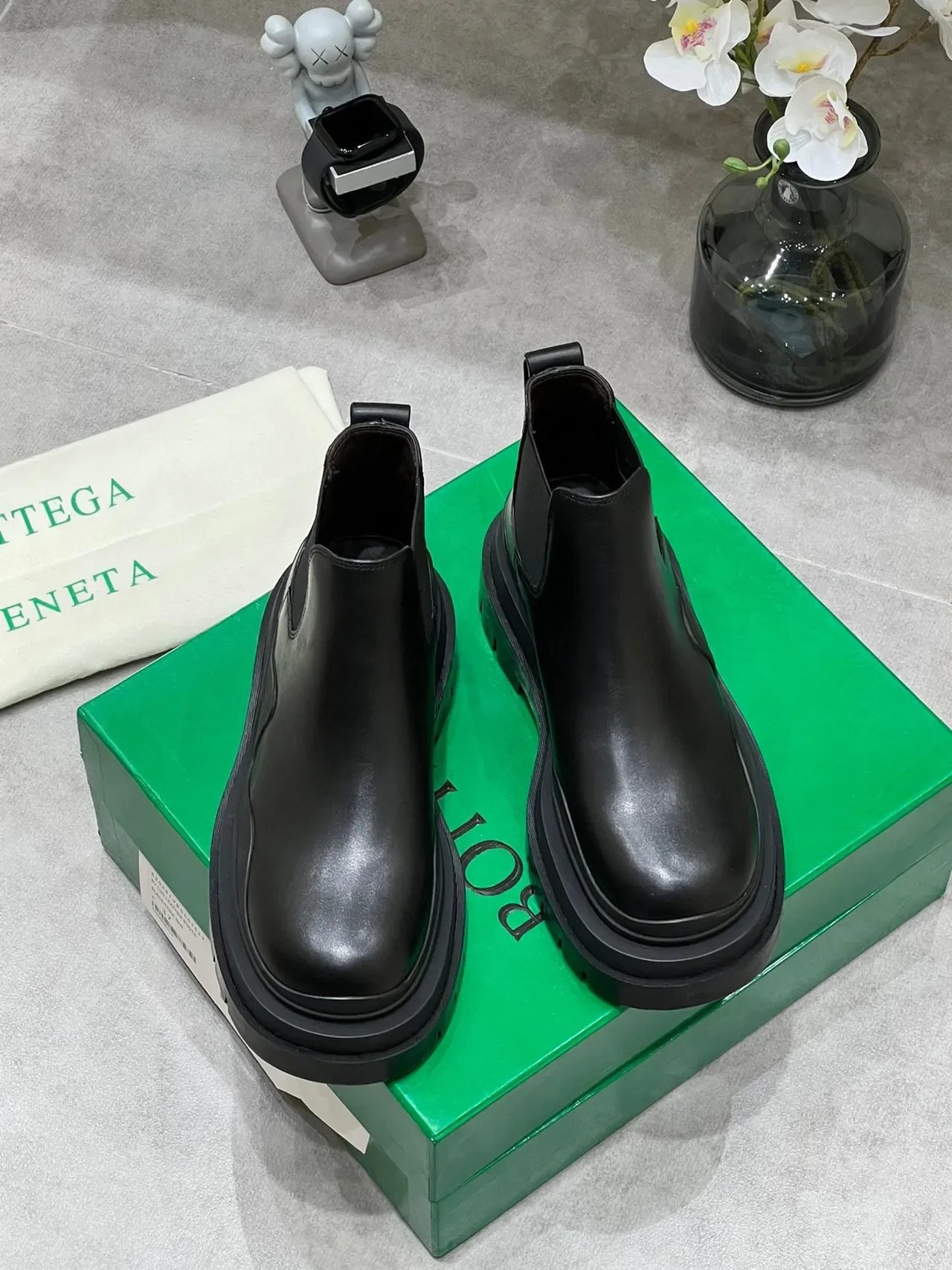 Bottega Veneta Le Cagole Black Leather Chelsea Boots 8