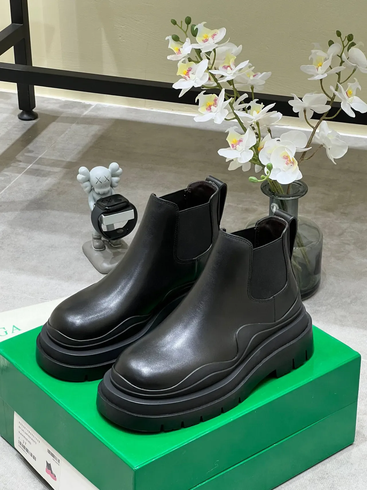 Bottega Veneta Le Cagole Black Leather Chelsea Boots 9