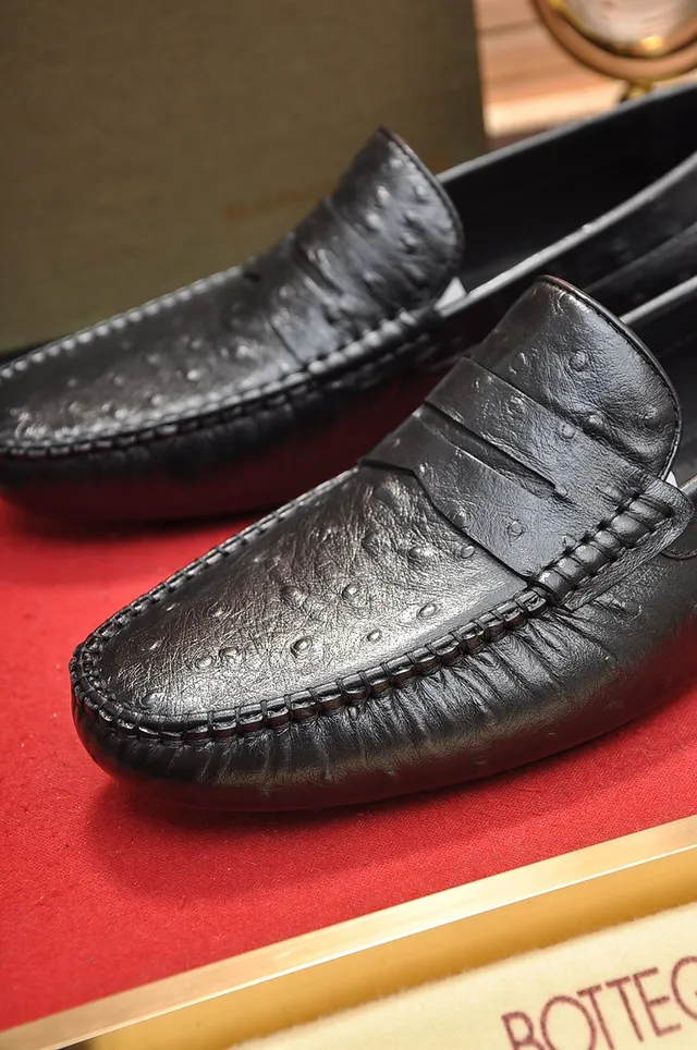 Bottega Veneta Penny Loafer Chaussures Noires en Cuir Texturé à enfiler 2