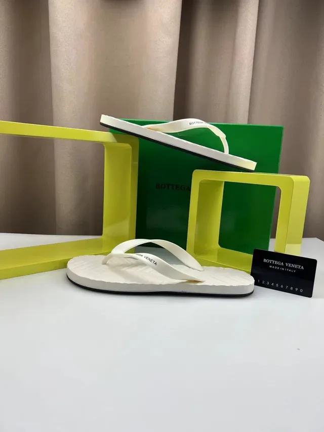 Bottega Veneta Sandales Thong Blanches Embossed 3