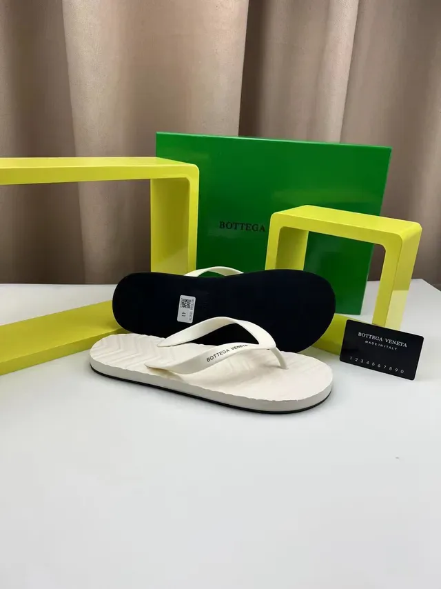 Bottega Veneta Sandales Thong Blanches Embossed 5