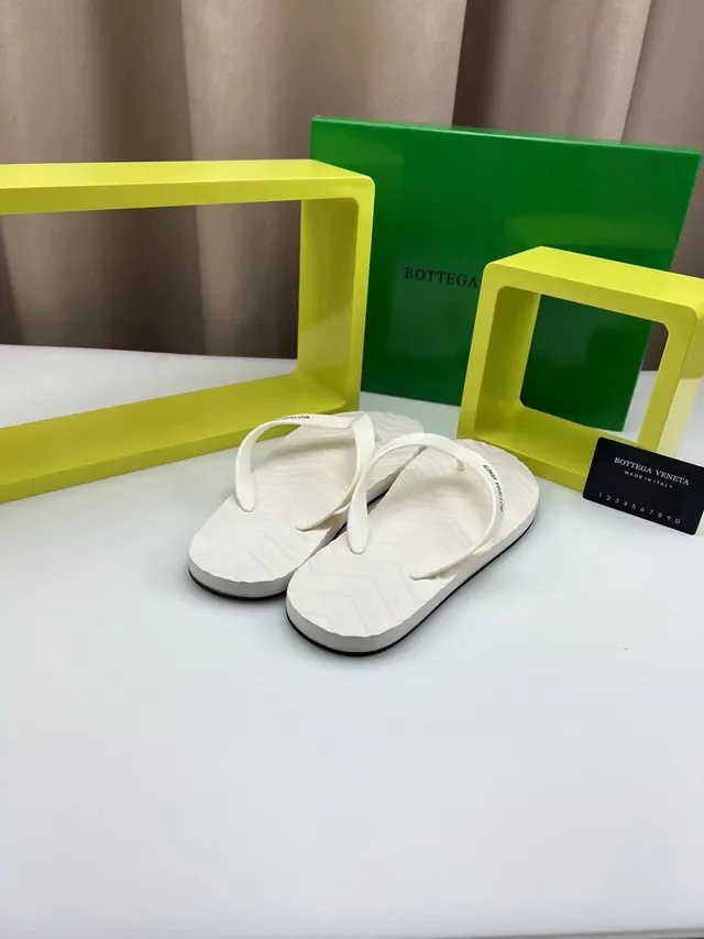 Bottega Veneta Sandales Thong Blanches Embossed 6