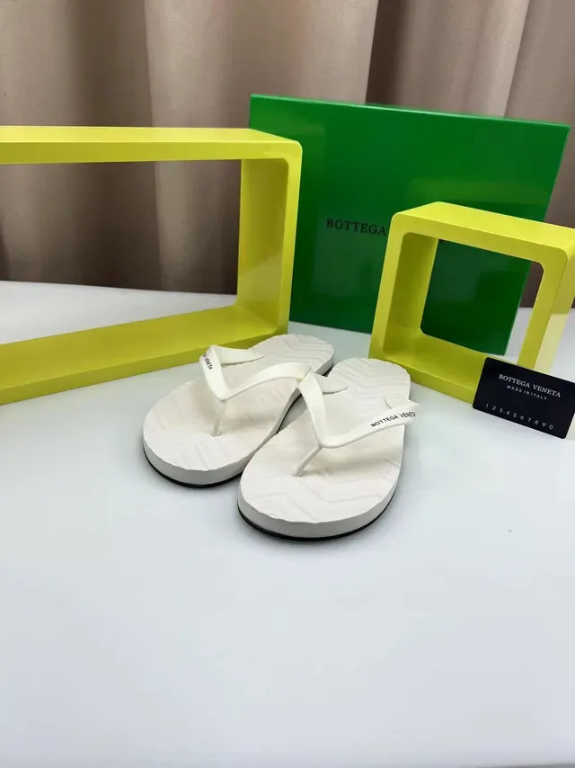 Bottega Veneta Sandales Thong Blanches Embossed 7