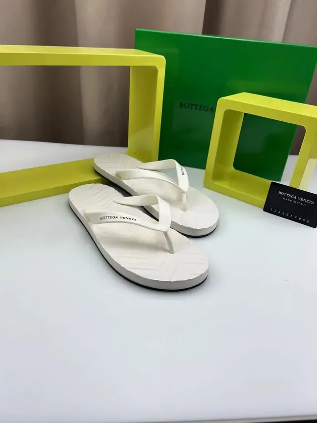 Bottega Veneta Sandales Thong Blanches Embossed 8