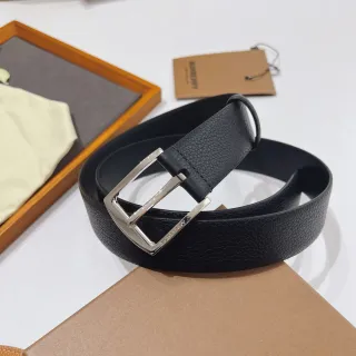 Burberry কালো রূপালী চিমটি লাগানো আয়তাকার বাকল চামড়ার বেল্ট