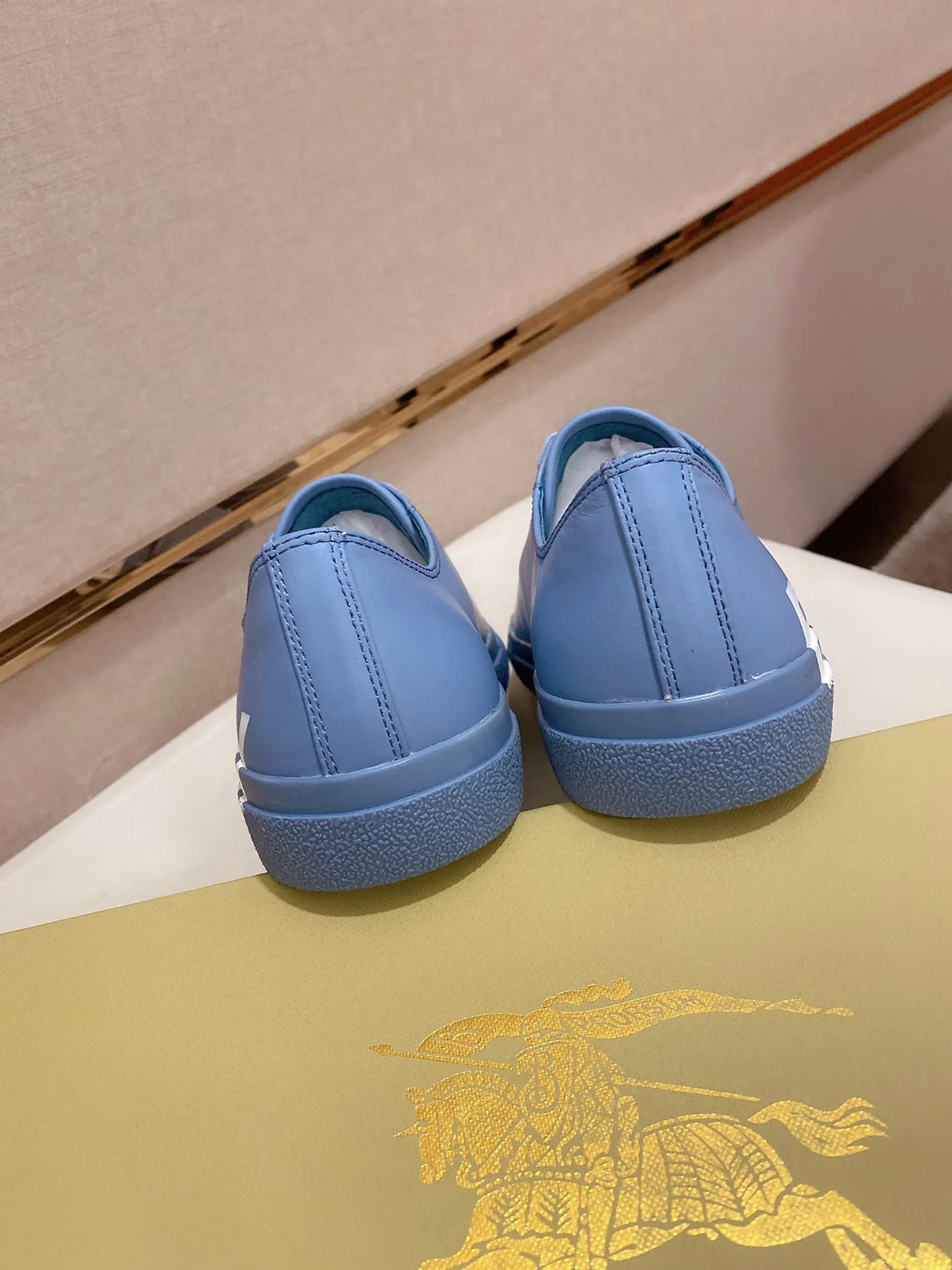 Burberry bleu blanc low-top avec impression de logo sur le côté lifestyle sneakers 3