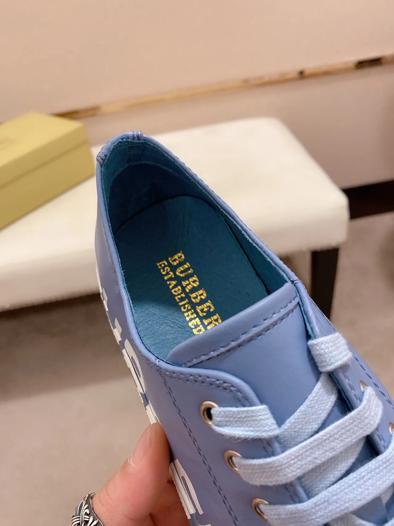Burberry bleu blanc low-top avec impression de logo sur le côté lifestyle sneakers 5