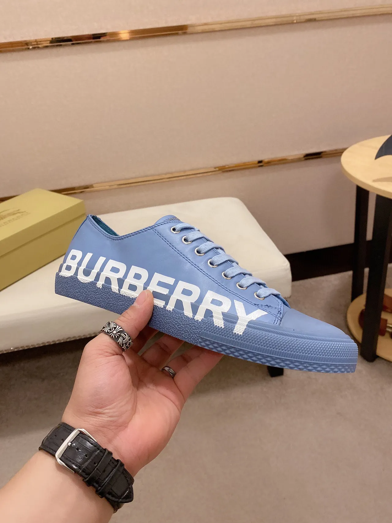 Burberry bleu blanc low-top avec impression de logo sur le côté lifestyle sneakers 7
