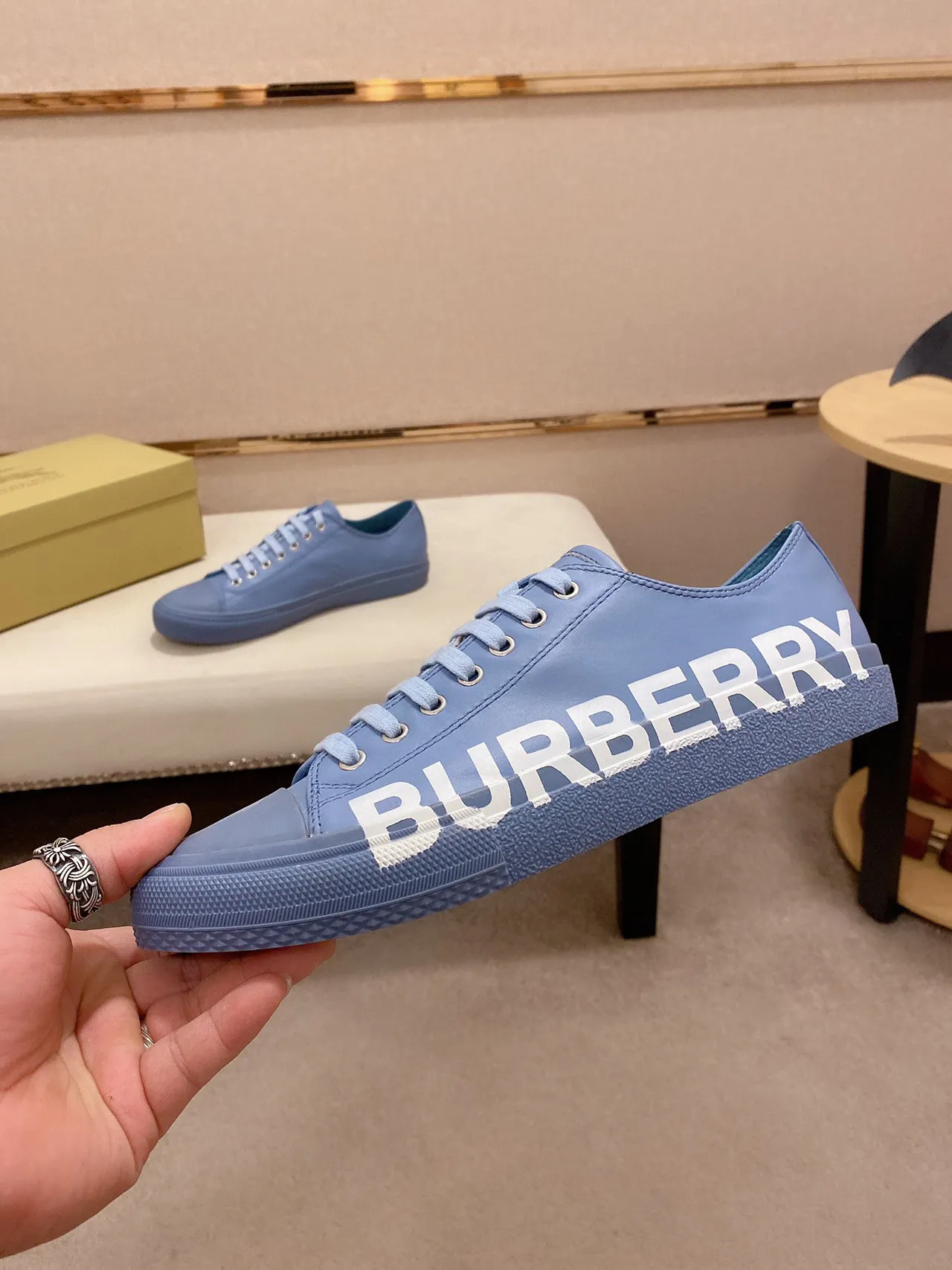 Burberry bleu blanc low-top avec impression de logo sur le côté lifestyle sneakers 8