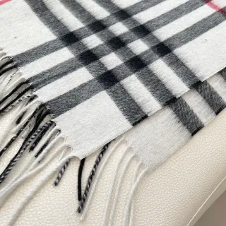 Burberry وشاح الكشمير بتصميم كلاسيك شيك