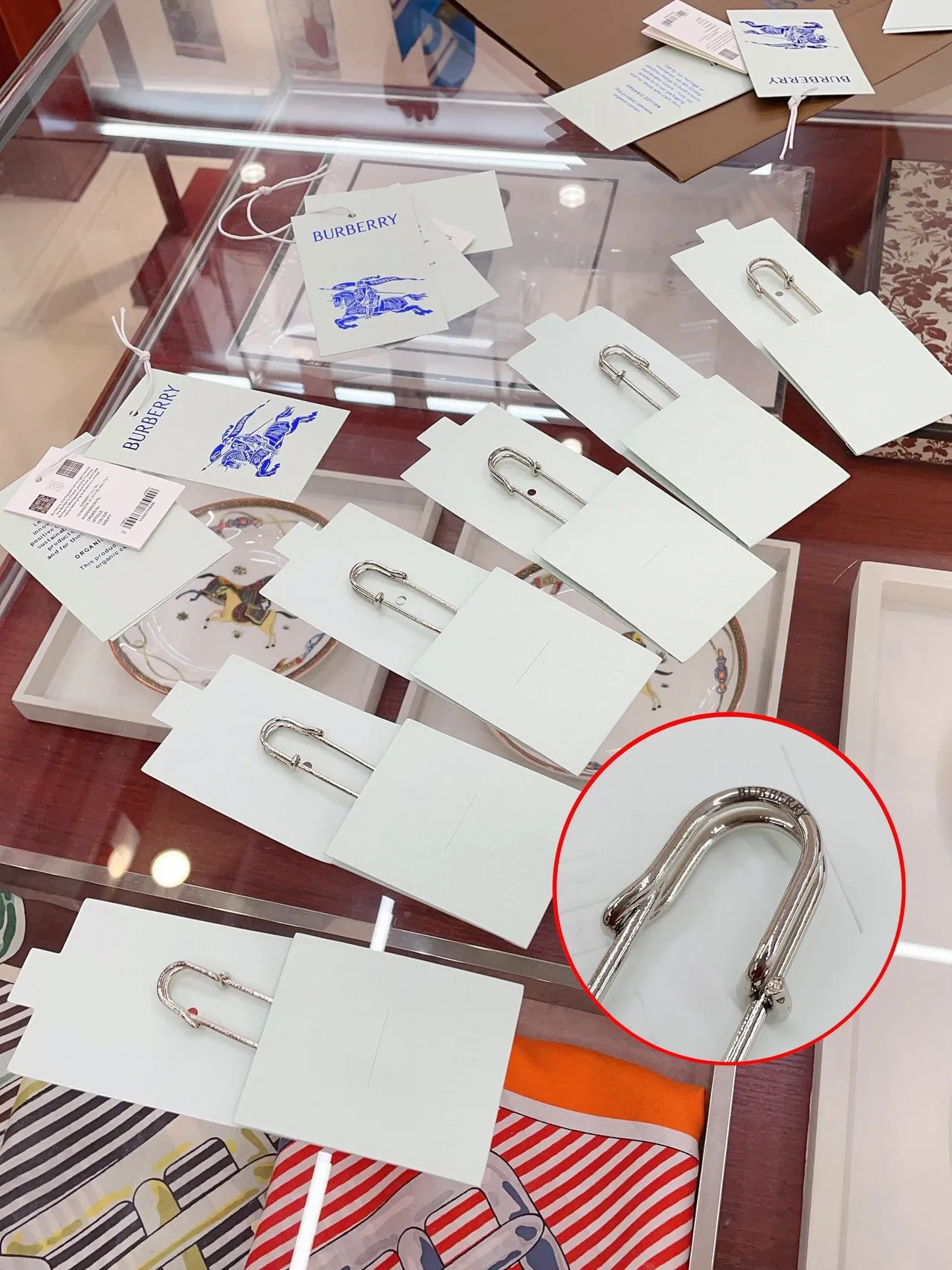 شال بيربري كلاسيك تشيك كشمير أحمر 6