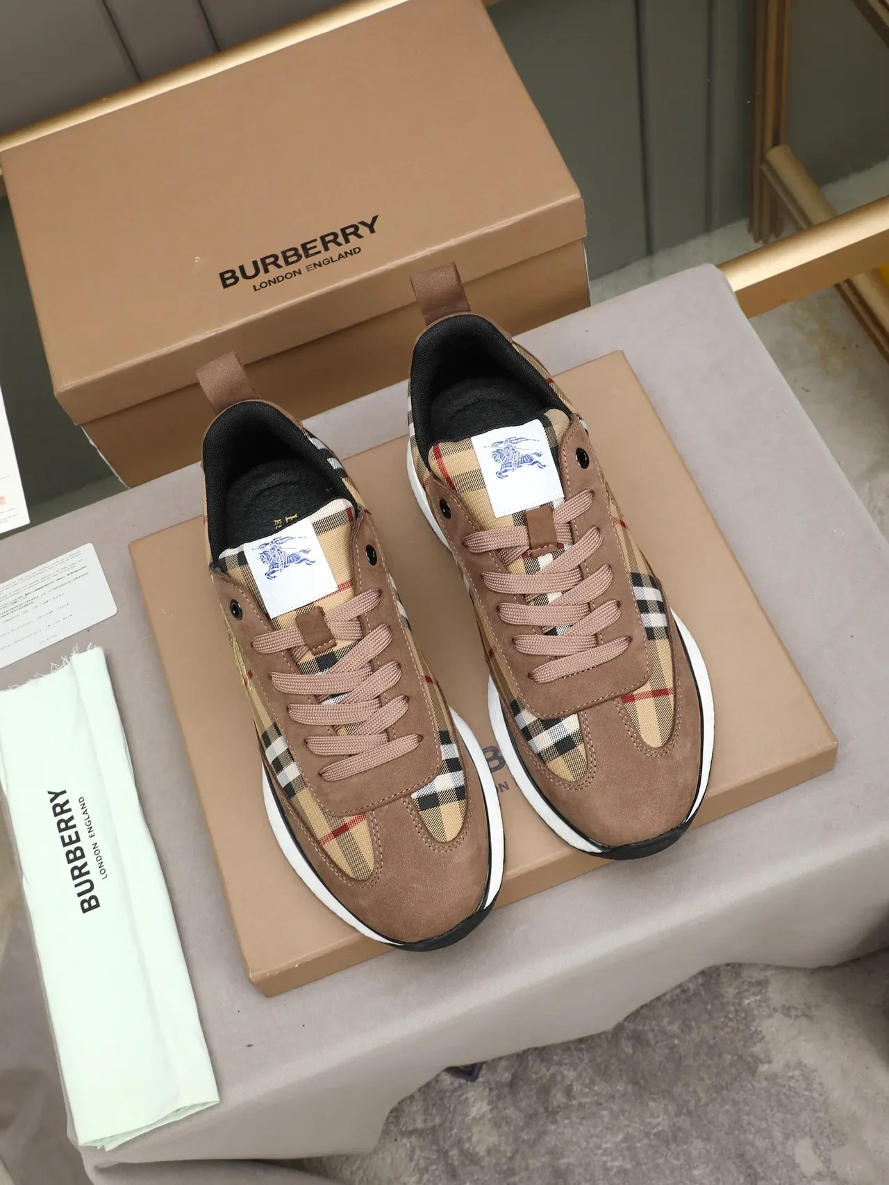 Burberry Knight Check et Sneaker Lifestyle en Daim 2