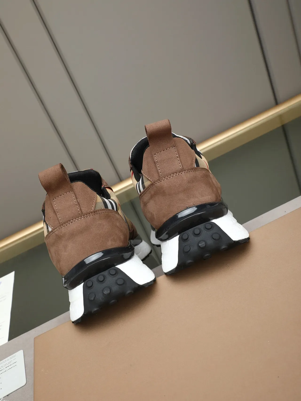 Burberry Knight Check et Sneaker Lifestyle en Daim 3