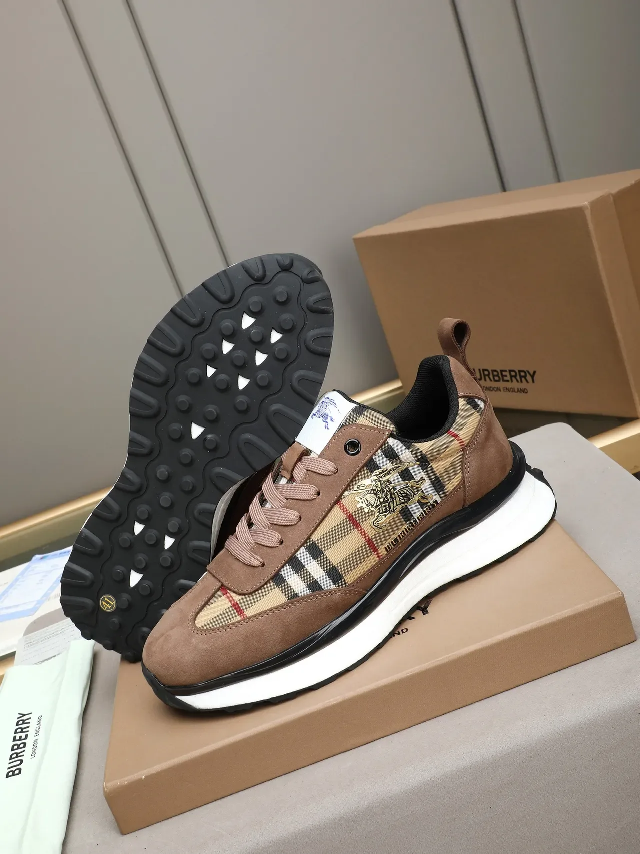 Burberry Knight Check et Sneaker Lifestyle en Daim 4