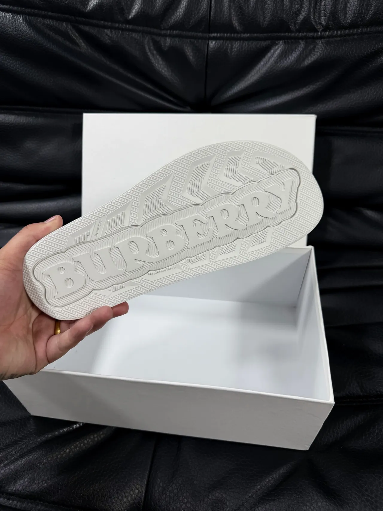 Burberry Chinelo branco bordado motivo equestre 2