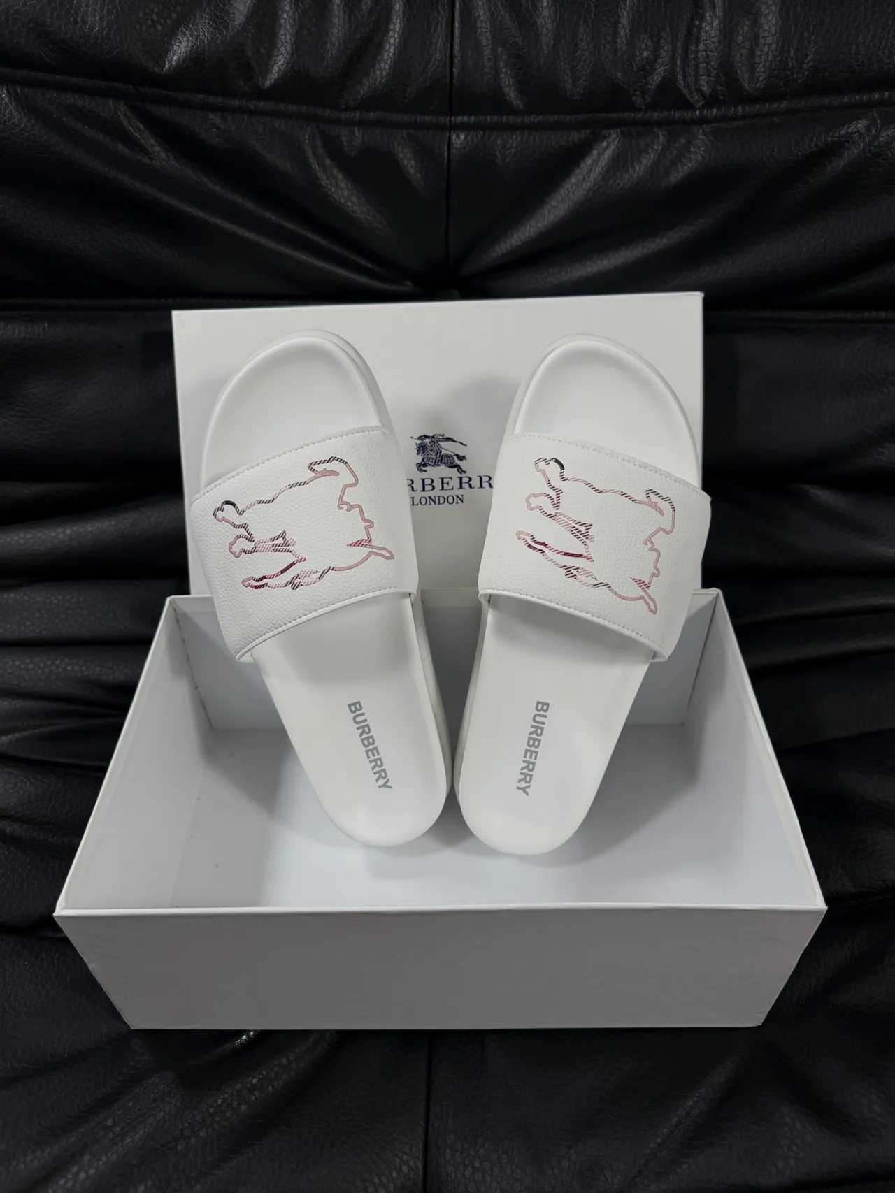 Burberry Chinelo branco bordado motivo equestre 4