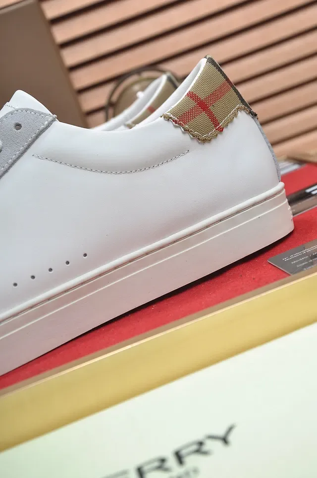Burberry Sneakers Lifestyle Blanc Gris Low-Top Híbrides Cuir-Suede 2