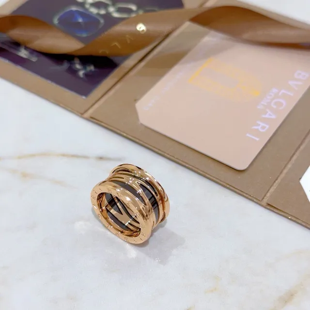 Bvlgari B.zero1 خاتم متعدد النطاقات أسود إنكرست لون ذهبي 4