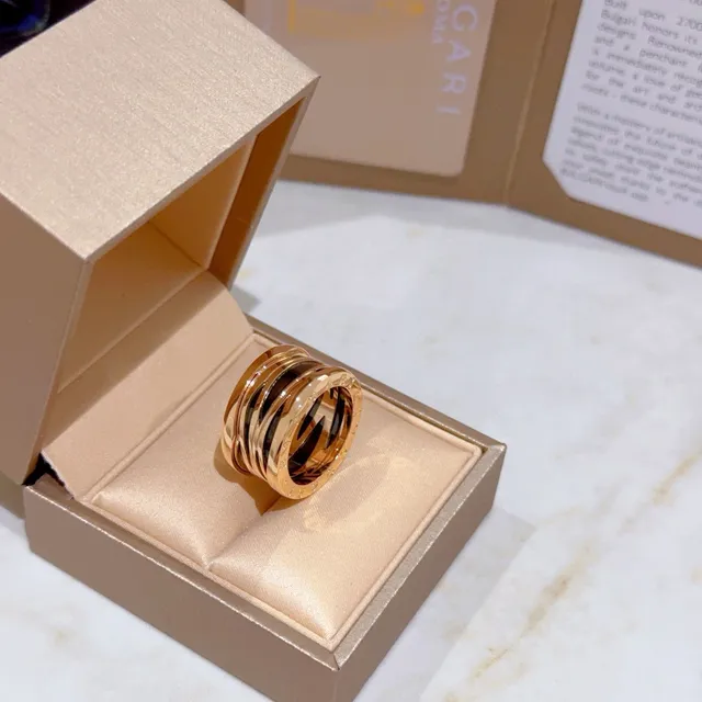 Bvlgari B.zero1 خاتم متعدد النطاقات أسود إنكرست لون ذهبي 9