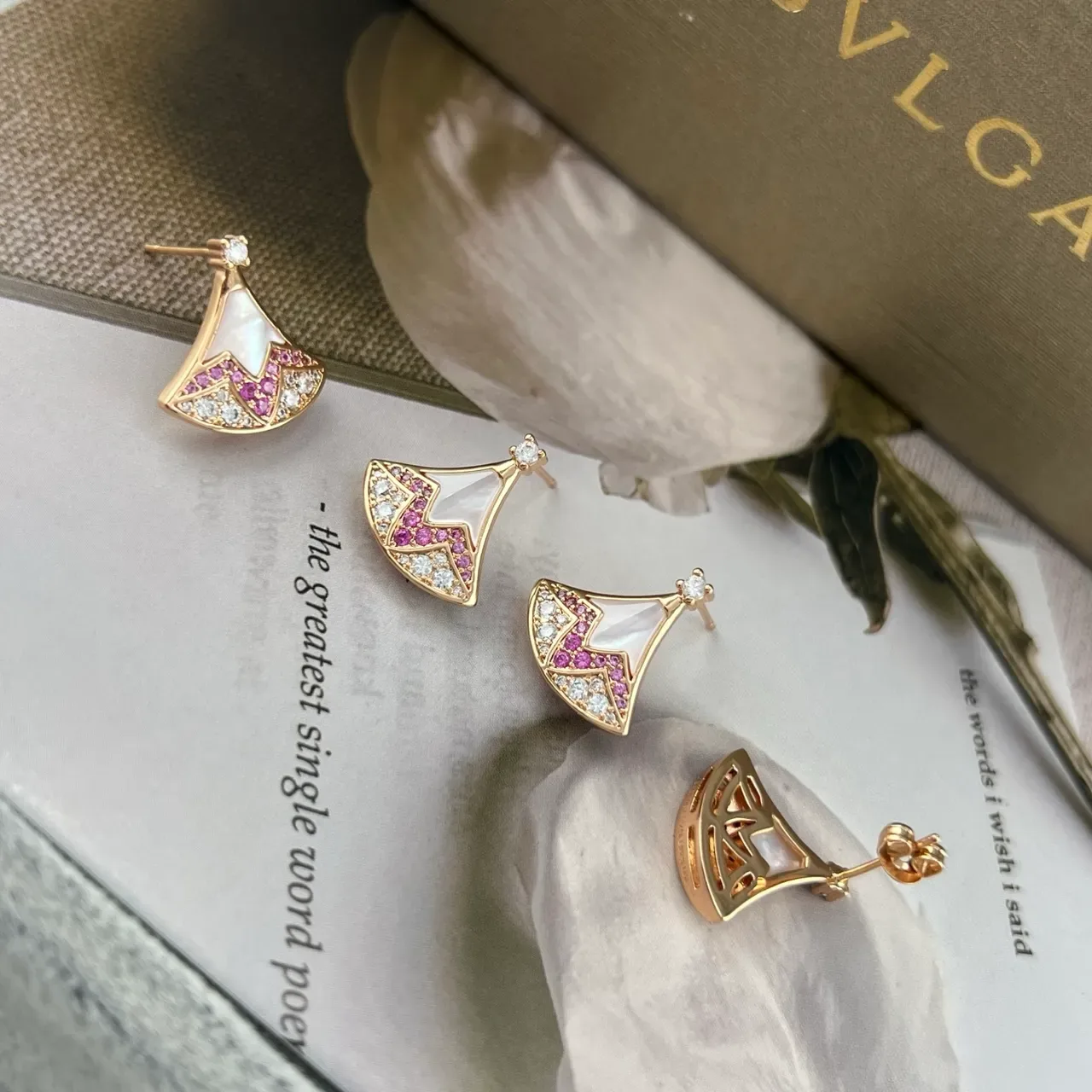 Bvlgari Divas’ Dream Boucles d’oreilles en forme d'éventail en nacre et gemmes roses 3