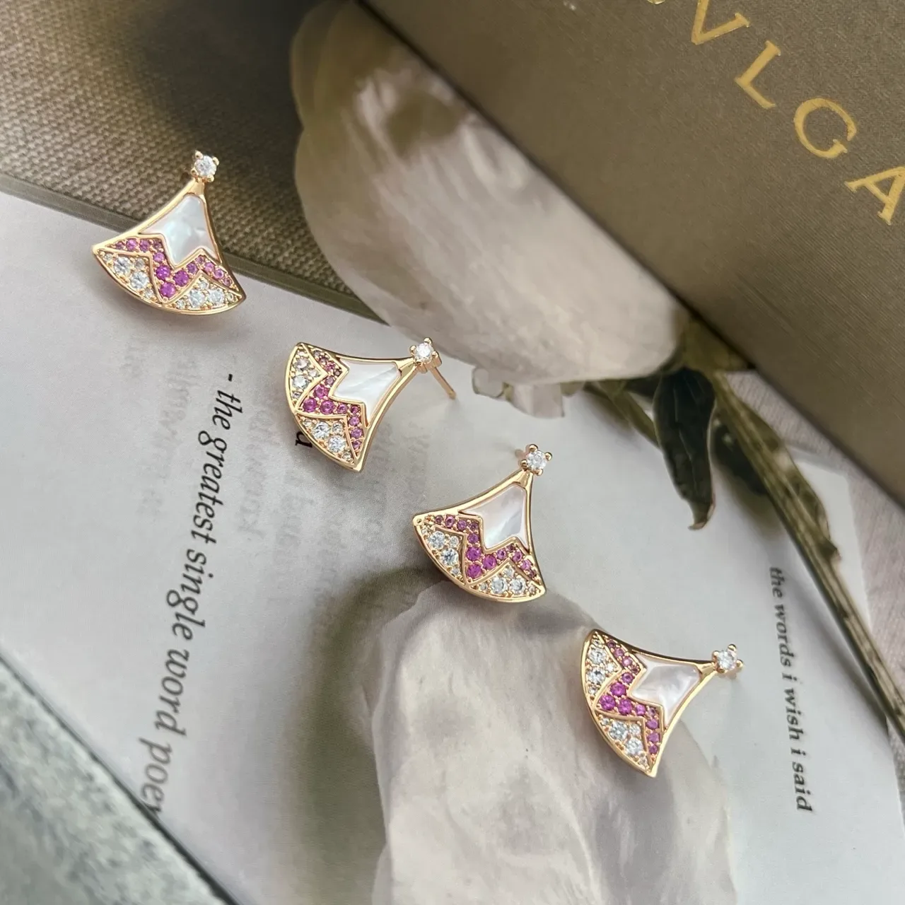 Bvlgari Divas’ Dream Boucles d’oreilles en forme d'éventail en nacre et gemmes roses 4