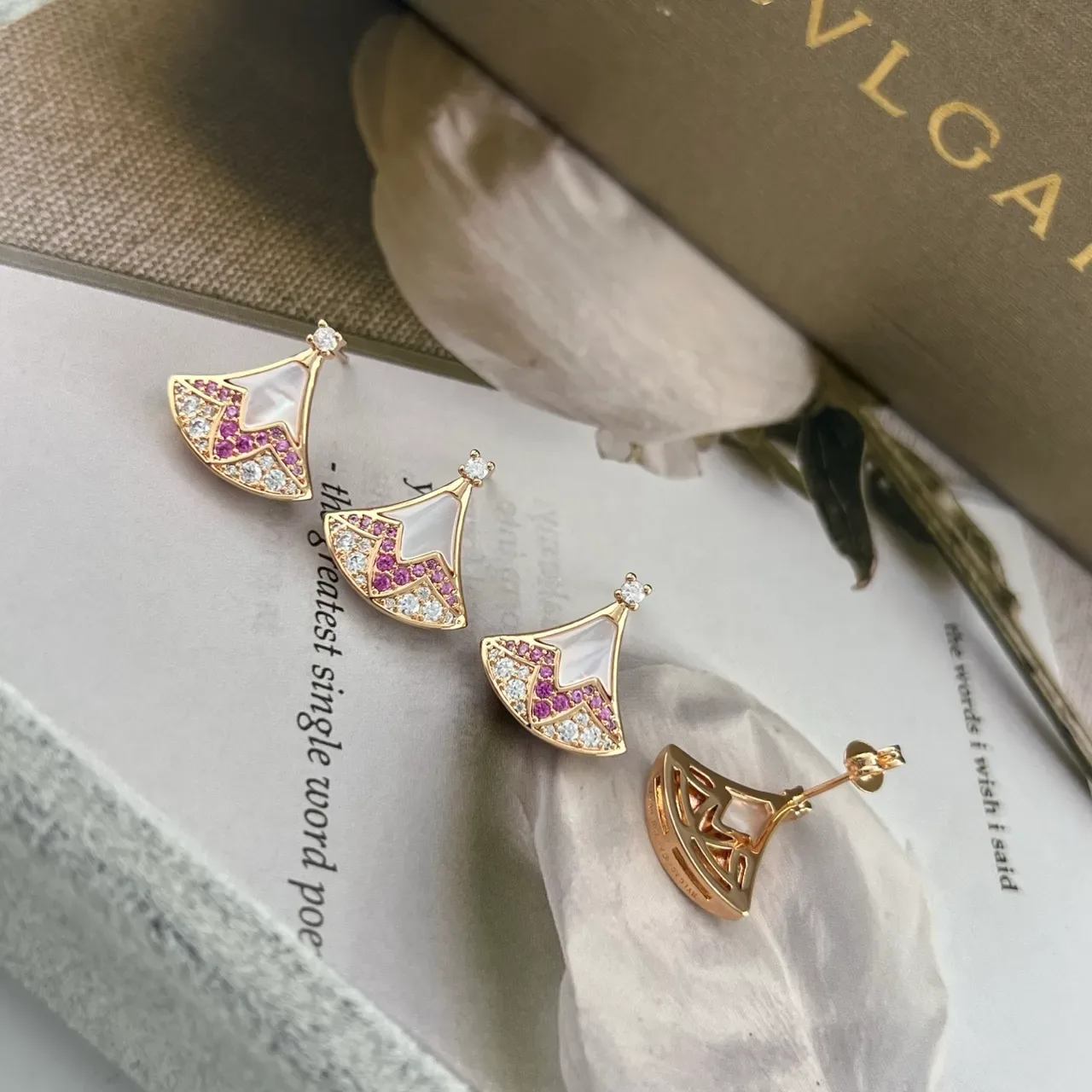 Bvlgari Divas’ Dream Boucles d’oreilles en forme d'éventail en nacre et gemmes roses 5
