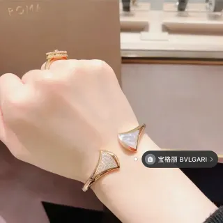 Bvlgari Divas’ Dream पंख आकार के पवे़ और मातृपीरल ओपन कफ ब्रेसलेट