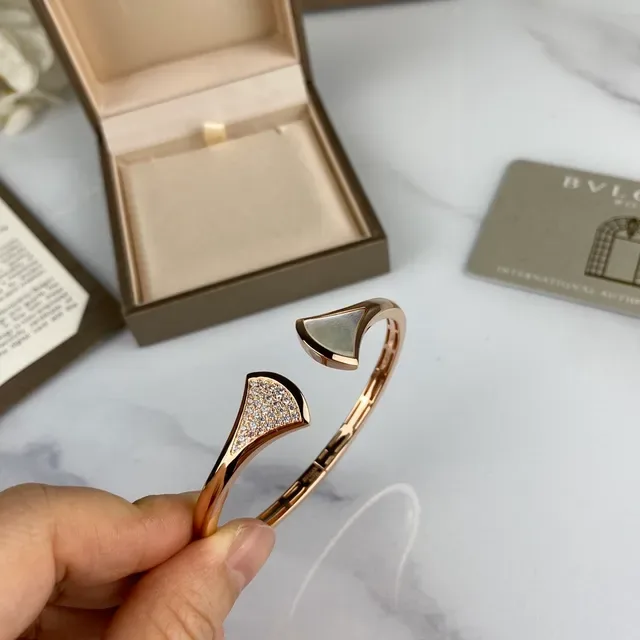 Bvlgari Divas’ Dream Bracelets de Poignet Ouverts avec Pavé en Forme d'Éventail et Mère-de-Pearl 2