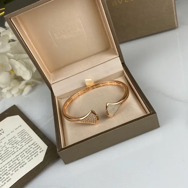 Bvlgari Divas’ Dream Bracelets de Poignet Ouverts avec Pavé en Forme d'Éventail et Mère-de-Pearl 3