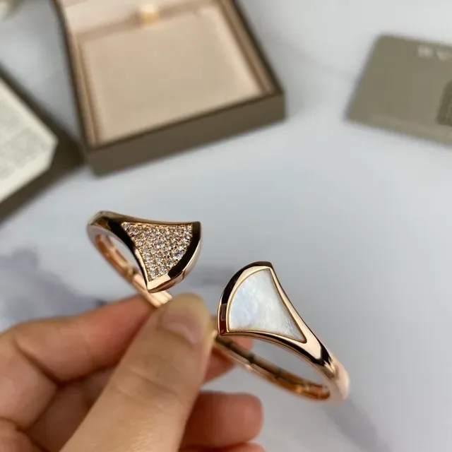 Bvlgari Divas’ Dream Bracelets de Poignet Ouverts avec Pavé en Forme d'Éventail et Mère-de-Pearl 4
