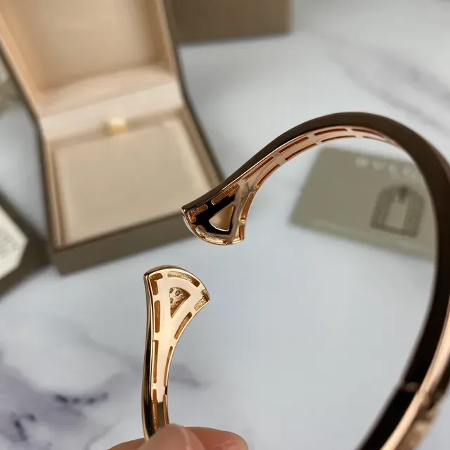 Bvlgari Divas’ Dream Bracelets de Poignet Ouverts avec Pavé en Forme d'Éventail et Mère-de-Pearl 5