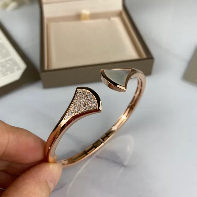 Bvlgari Divas’ Dream Bracelets de Poignet Ouverts avec Pavé en Forme d'Éventail et Mère-de-Pearl 6