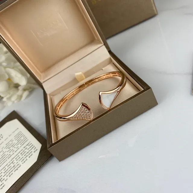 Bvlgari Divas’ Dream Bracelets de Poignet Ouverts avec Pavé en Forme d'Éventail et Mère-de-Pearl 7