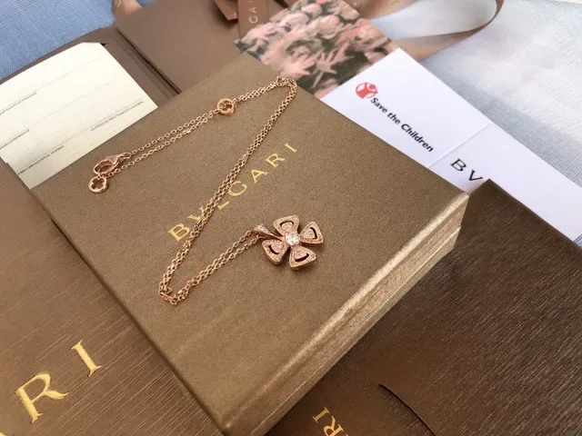 Bvlgari Fiorever Collier Pendentif Trèfle à Quatre Pétales en Or et Argent avec Bras Triangulaires Pavé-Set 2