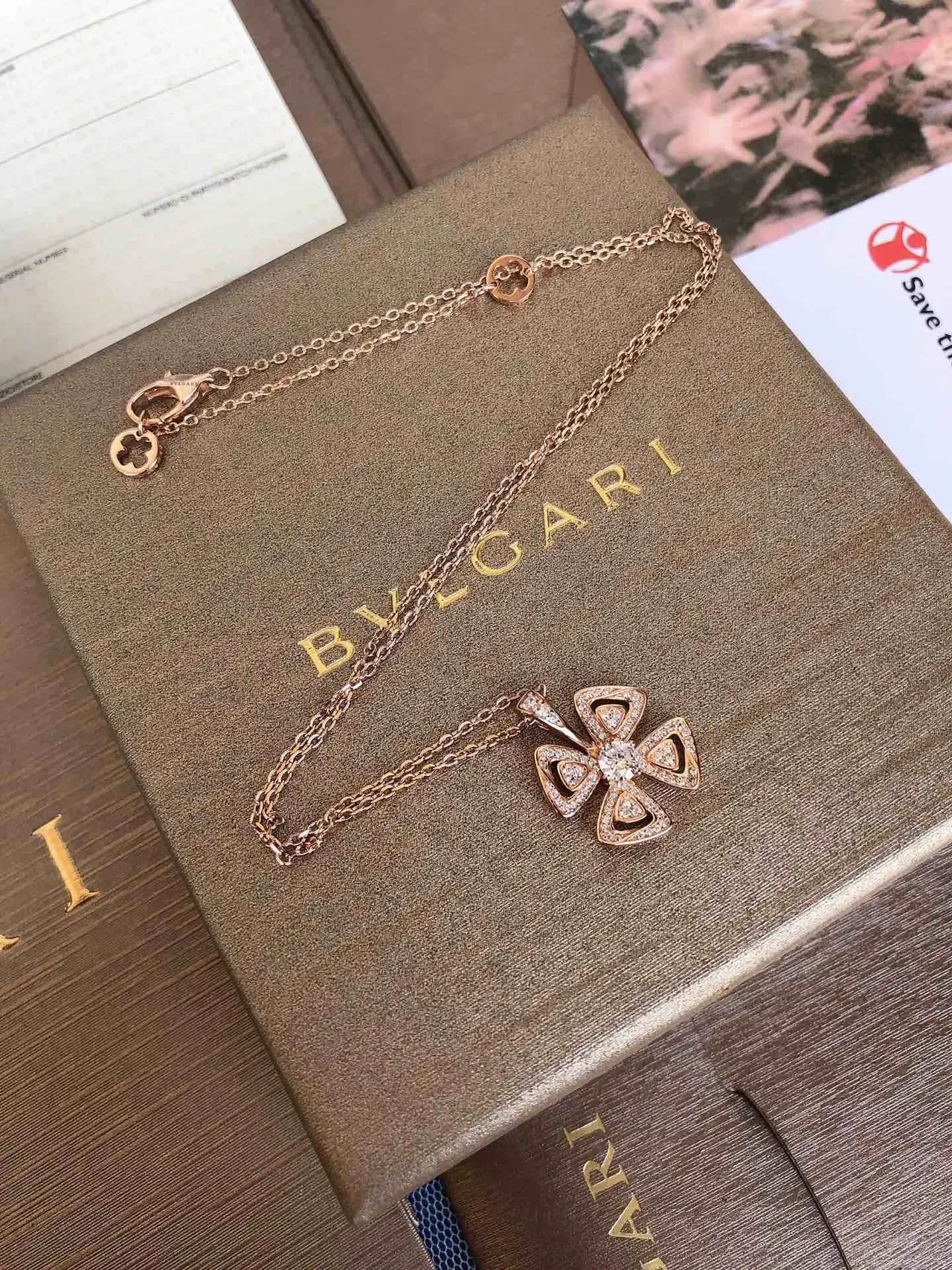 Bvlgari Fiorever Collier Pendentif Trèfle à Quatre Pétales en Or et Argent avec Bras Triangulaires Pavé-Set 3