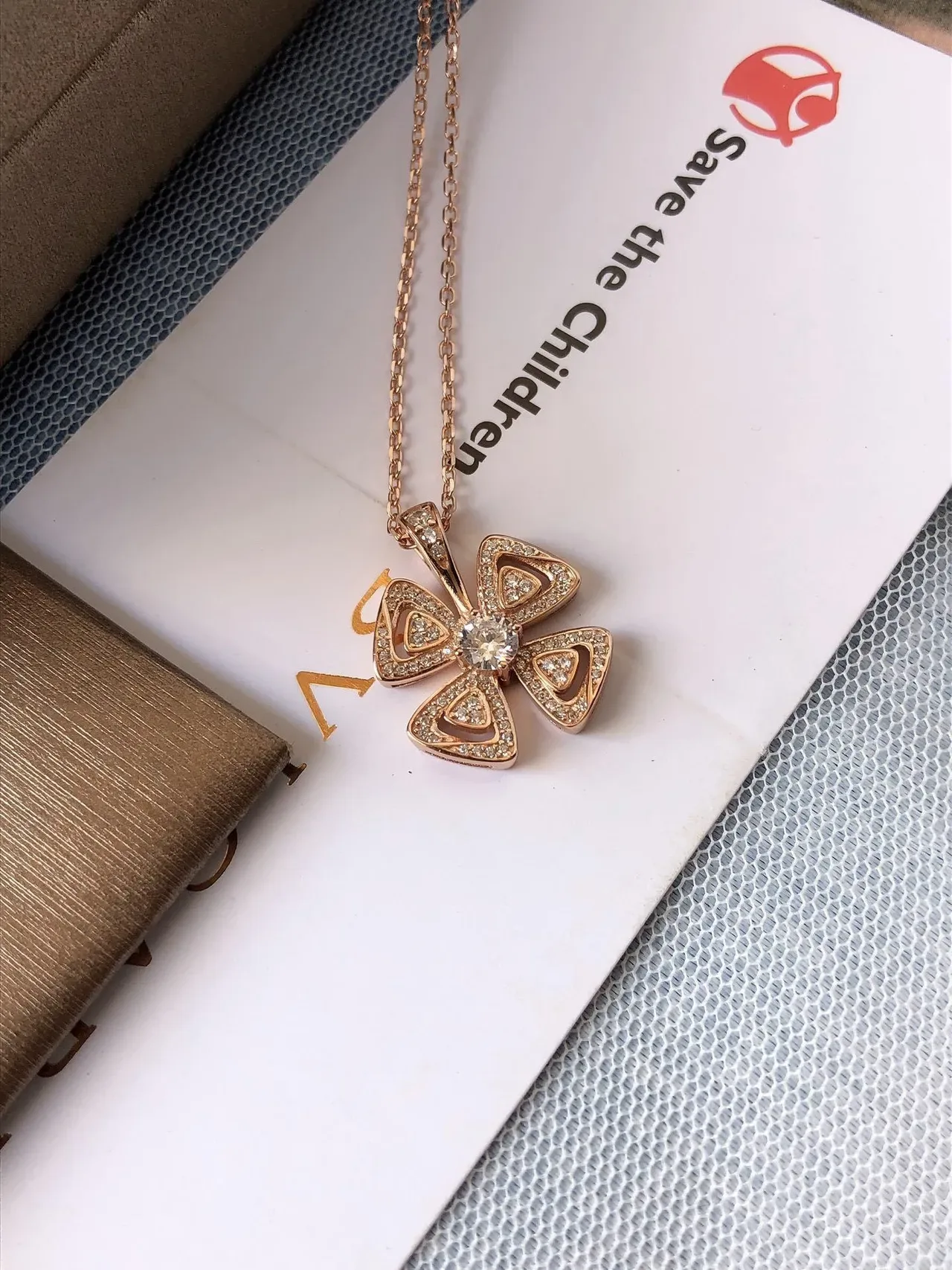 Bvlgari Fiorever Collier Pendentif Trèfle à Quatre Pétales en Or et Argent avec Bras Triangulaires Pavé-Set 4