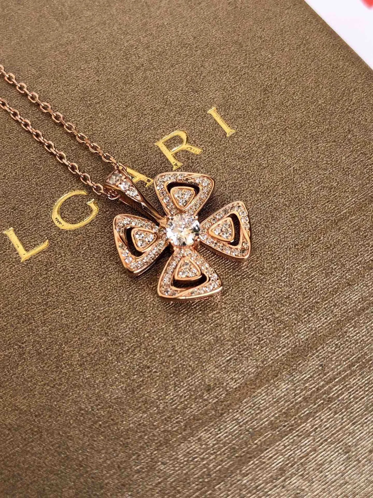 Bvlgari Fiorever Collier Pendentif Trèfle à Quatre Pétales en Or et Argent avec Bras Triangulaires Pavé-Set 5