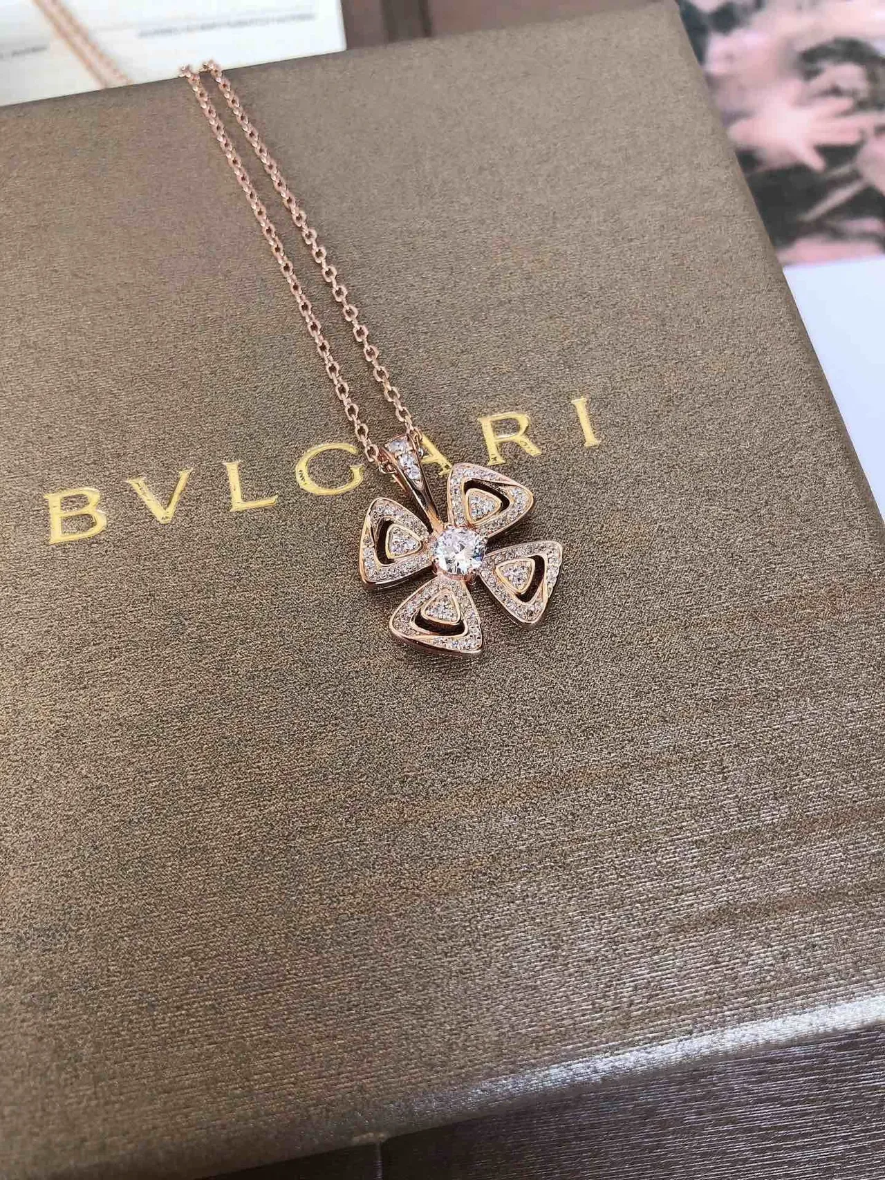 Bvlgari Fiorever Collier Pendentif Trèfle à Quatre Pétales en Or et Argent avec Bras Triangulaires Pavé-Set 6