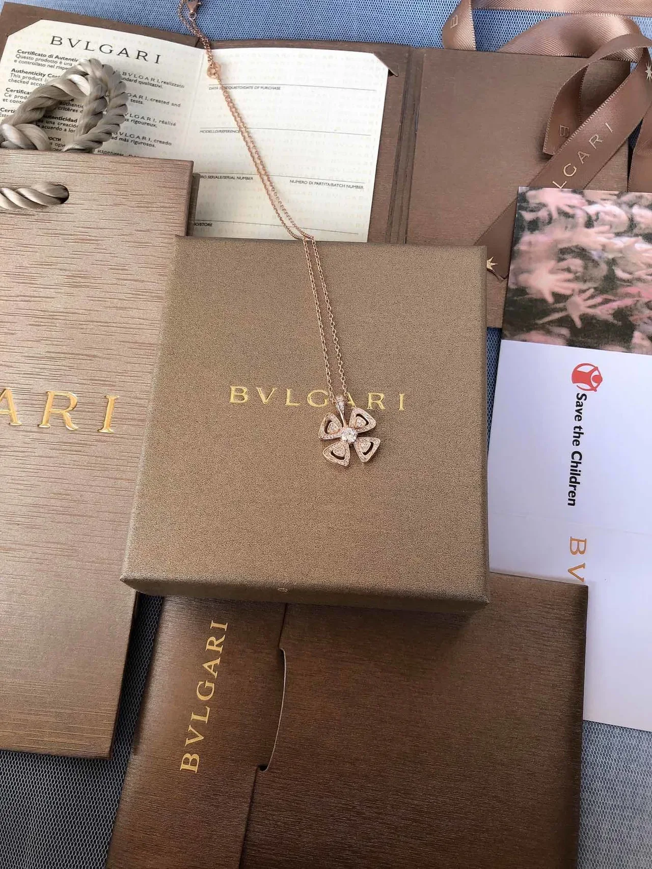 Bvlgari Fiorever Collier Pendentif Trèfle à Quatre Pétales en Or et Argent avec Bras Triangulaires Pavé-Set 7