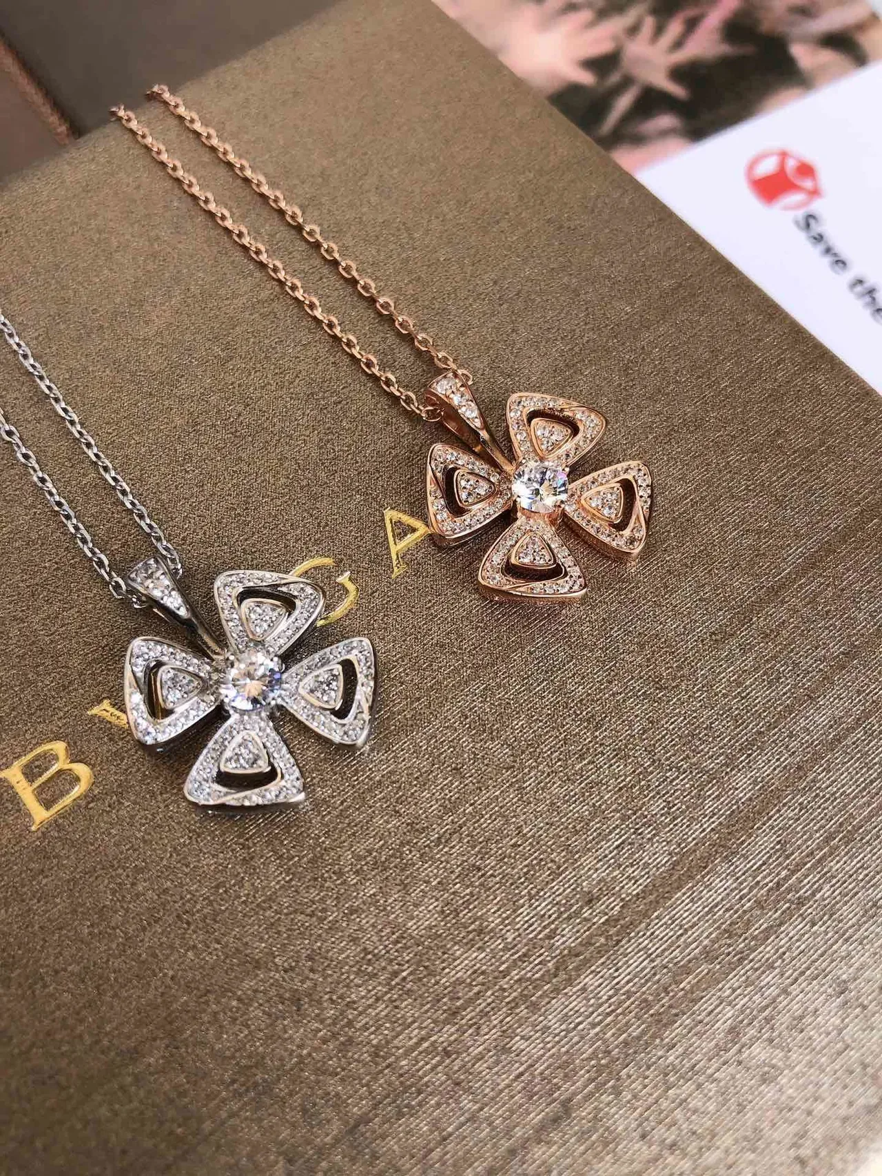 Bvlgari Fiorever Collier Pendentif Trèfle à Quatre Pétales en Or et Argent avec Bras Triangulaires Pavé-Set 8